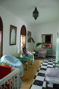 sala de estar con mesa y sofá en Cosy House Tetouan's Old Medina Centre - La Casita en Zradna