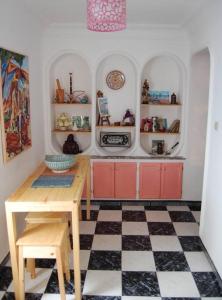 cocina con armarios rojos y suelo a cuadros en Cosy House Tetouan's Old Medina Centre - La Casita en Zradna