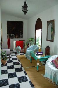 sala de estar con suelo a cuadros en Cosy House Tetouan's Old Medina Centre - La Casita en Zradna