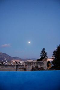 vistas a un castillo con cielo azul en Cosy House Tetouan's Old Medina Centre - La Casita en Zradna
