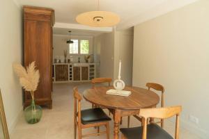 a dining room with a wooden table and chairs at Appartement dans maison de campagne lumineuse in Orange