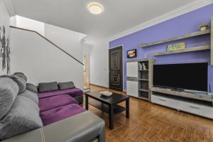 ein Wohnzimmer mit einem Sofa und einem Flachbild-TV in der Unterkunft Casa Carola in Arrecife