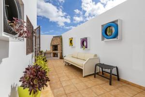 ein Wohnzimmer mit einem Sofa und einem Tisch in der Unterkunft Casa Carola in Arrecife
