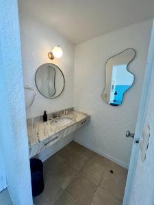 ein Bad mit einem Waschbecken und einem Spiegel in der Unterkunft ZAG Coliving Punta del este in Punta del Este