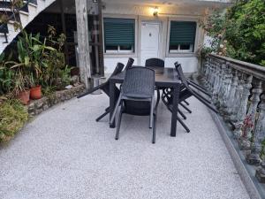 una mesa y sillas en un patio en Casa Dos Santos Alojamento - Guest House, en Gerês