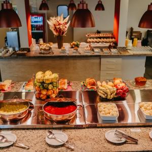 een buffet lijn met veel verschillende soorten eten bij Paraty Hotel Fazenda & Spa in Ibiúna