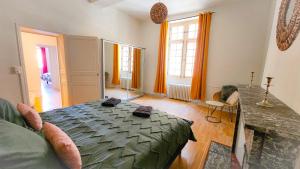 Postel nebo postele na pokoji v ubytování Grand Apt 130m2 vue place ducale
