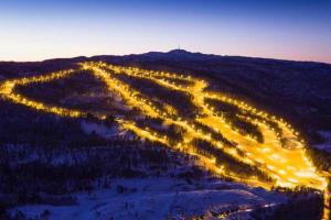 a city lit up at night on a mountain at Leilighet fra 2024 in Kongsberg