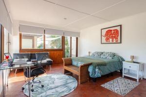 ビーニャデルマールにあるDel Alto Reñacaのベッドルーム1室(ベッド1台、デスク、テーブル付)