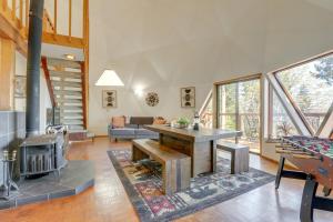 uma sala de estar com uma mesa e uma lareira em Off-Grid Nevada City Geodesic Dome House with Views! em Nevada City