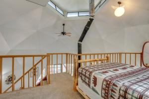 um quarto com uma cama e uma ventoinha de tecto em Off-Grid Nevada City Geodesic Dome House with Views! em Nevada City