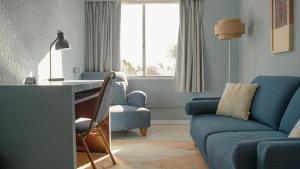 Uma área de estar em ZAG Coliving Punta del este
