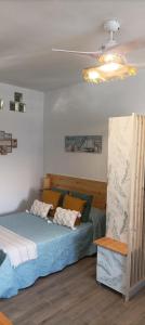 una camera con letto e lampadario a braccio di Beautiful Beach Corner a Santa Cruz de Tenerife