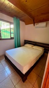 Łóżko lub łóżka w pokoju w obiekcie Cabanas MERALE Excelente Ubicacion
