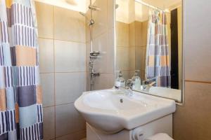 bagno con lavandino e specchio di Del Alto Reñaca a Viña del Mar