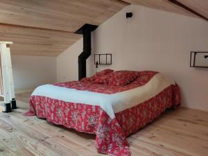 Llit o llits en una habitació de Home and pool between hamlet and forest garden