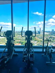 two exercise bikes in a gym looking out the window at Departameto de Lujo cerca de Mall Andares in Guadalajara