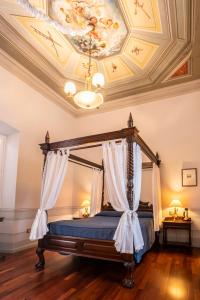 1 dormitorio con cama con dosel y techo en Hospedería Mirador de Llerena, en Llerena