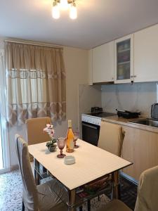 eine Küche mit einem Tisch und Stühlen sowie eine Küche mit einem Tisch und einem Tisch in der Unterkunft Marina's Seacret Apartment in Korinthos