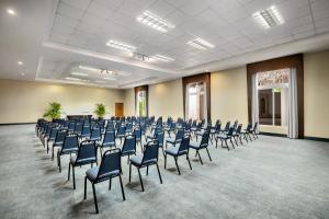 um quarto com filas de cadeiras num hall em Sunscape Dominicus La Romana - All Inclusive em La Romana