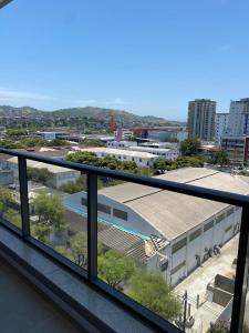 - une vue depuis le balcon d'un bâtiment dans l'établissement RED DESIGN - Apto completo 2 Qts 901, à Vitória