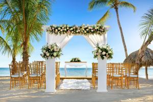 eine Hochzeitszeremonie am Strand mit Palmen in der Unterkunft Sunscape Dominicus La Romana - All Inclusive in La Romana