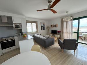 salon z kanapą i stołem w obiekcie Clara's sun apt w mieście Morro del Jable