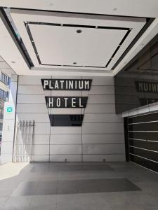 ラパスにあるHOTEL PLATINIUMの建物壁面のホテル看板
