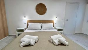 アヴォラにあるAl Cortilettoのベッドルーム1室(大型ベッド1台、タオル付)