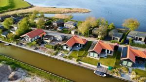 uma vista aérea de uma fila de casas junto à água em Ferienhaus mit Zugang zum Wasser em Anjum