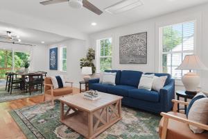 達拉姆的住宿－Bull City Bungalow - Duke, Dt, Unc，客厅配有蓝色的沙发和桌子