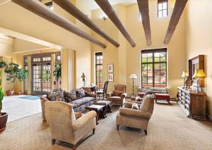 una gran sala de estar con sofás y sillas. en Quail run, en Santa Fe