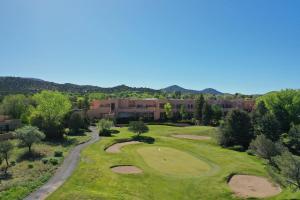 - Vistas aéreas al campo de golf del complejo en Quail run, en Santa Fe