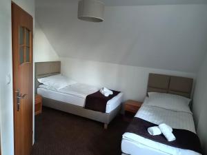 Habitación con 2 camas y puerta a un dormitorio en Villa Ecomfort, en Szeligi