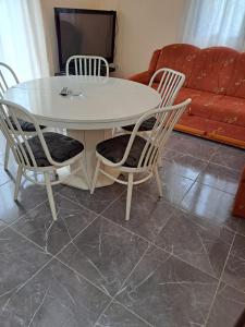 - un salon avec une table et des chaises dans l'établissement Apartmani Svitlana, à Sukošan