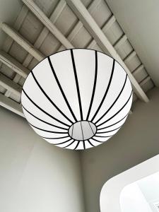 una gran lámpara blanca colgando del techo en Casa Monti - Sherry Suites, en Jerez de la Frontera