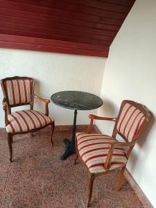 two chairs and a table and a table and two chairs at Mazury Villa Ecomfort in Szeligi
