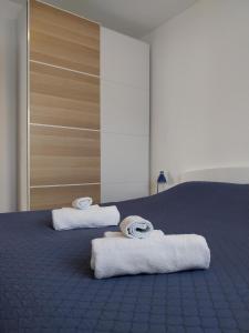 ストンにあるKuća za odmor >Maro<のベッドの上に座るタオル2枚