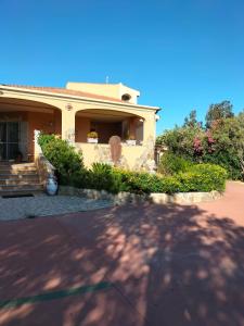オルビアにあるVilla Danielaの黄色い家
