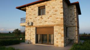 Un gran edificio de ladrillo con un amplio garaje. en Kallithea Eco-Village, en Kallithea Halkidikis