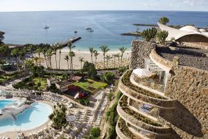 een luchtzicht op een resort en de oceaan bij Anfi Beach Club 29 Jul a 04 Ago in Las Palmas de Gran Canaria