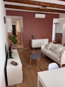 マルセイユにあるAppartement grand confort 3 chambres avec cour intérieureのソファとテーブルのあるリビングルーム