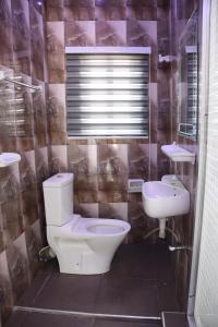 SERENITY Home في Spintex: حمام مع مرحاض ومغسلة
