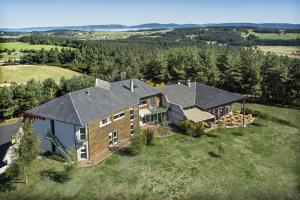 eine Luftansicht eines Hauses in der Unterkunft Les Portes d'Apcher in Saint-Chély-dʼApcher