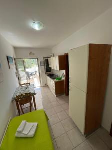 Кухня или мини-кухня в Villa Angela case vacanza
