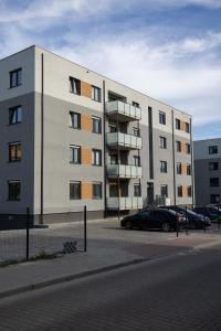 a large building with a car parked in front of it at ZB Apartment GOLD Piekary Bytom Sląskie Siemianowice Chorzów in Piekary Śląskie