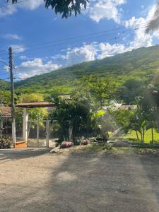 een uitzicht op een huis met een berg op de achtergrond bij Ancestral Casa de Campo in Roldanillo