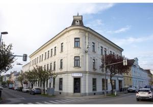 un grande edificio bianco all'angolo di una strada di twenty five - work & life Apartments ad Amstetten
