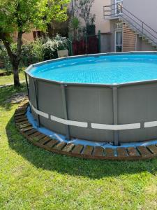 una piscina con un patio a su alrededor en La casa di Amos, en Vaprio dʼAdda