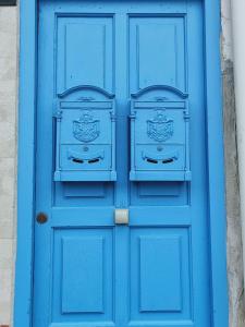 Una puerta azul con dos mangos. en Scalo17, en Palermo